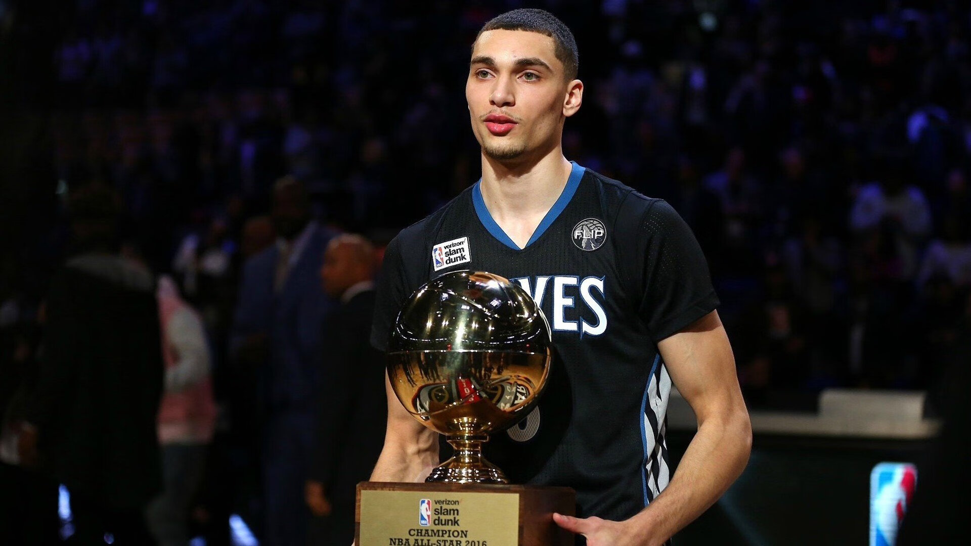 中超球队主场球迷助威震撼全场,中超联赛主场